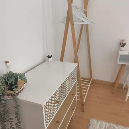 Family For 6 People, 3 Bedrooms, Fenced Garden فيلة