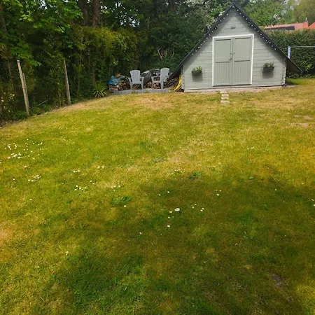 Family For 6 People, 3 Bedrooms, Fenced Garden فيلة *