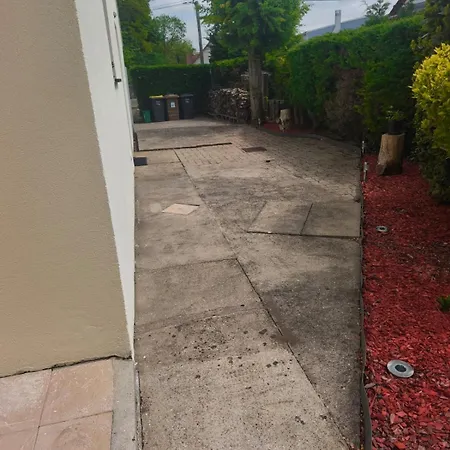 Family For 6 People, 3 Bedrooms, Fenced Garden فيلة